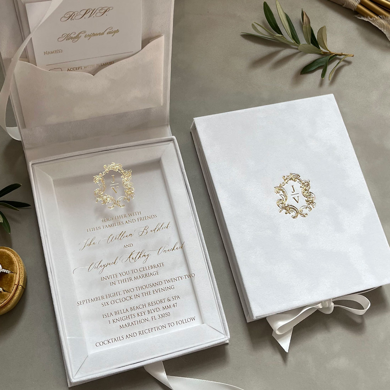 invitations-in-white-velvet-boxes
